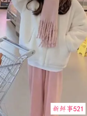 粉色t恤下身怎么搭