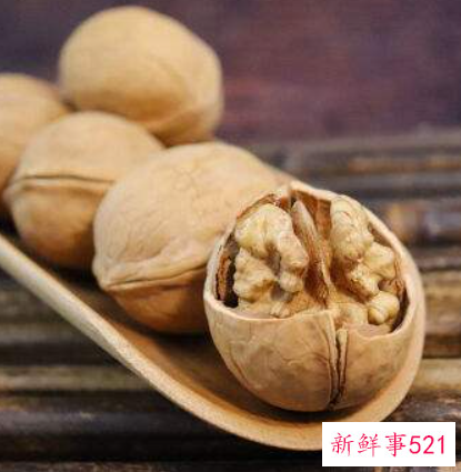 梦见用竹竿打核桃