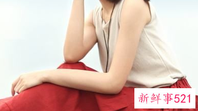 红棕色开叉长裙配什么衣服