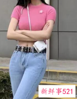 粉色t恤下身怎么搭