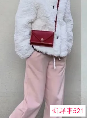 粉色t恤下身怎么搭