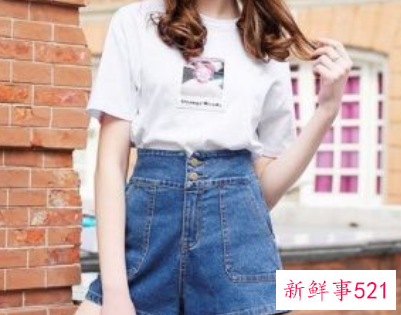 黑色高腰短裤搭配什么上衣好看