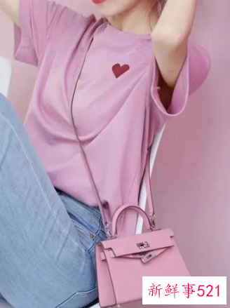 粉色t恤下身怎么搭