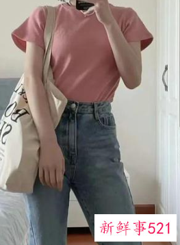 粉色t恤下身怎么搭