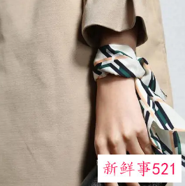 小方巾搭配衣服需注意什么