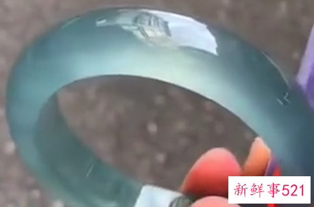 女孩子带手镯哪边比较好