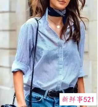 小方巾搭配衣服需注意什么