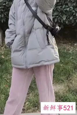 粉色t恤下身怎么搭