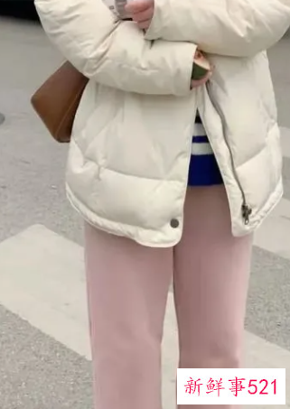 粉色t恤下身怎么搭