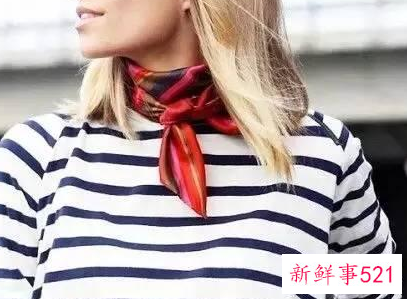 小方巾搭配衣服需注意什么