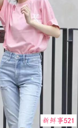 粉色t恤下身怎么搭