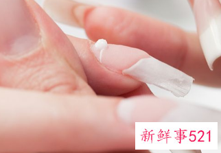 美甲粘的甲片怎么卸掉