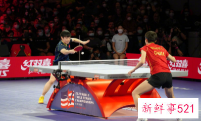 王曼昱为国乒捧回第24座世乒赛女单冠军奖杯