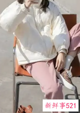 粉色t恤下身怎么搭