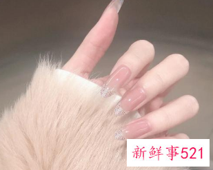 美甲粘的甲片怎么卸掉