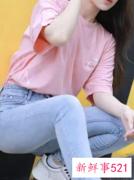 粉色t恤下身怎么搭