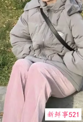 粉色t恤下身怎么搭