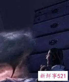 梦见诡异场景和人带着一男孩一女娃躲避