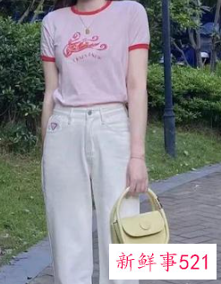 粉色t恤下身怎么搭