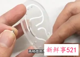 耳钉耳塞怎么戴