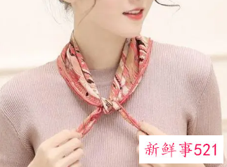 小方巾搭配衣服需注意什么