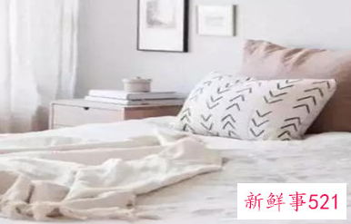 粉色床单上有一黄渍怎么洗掉