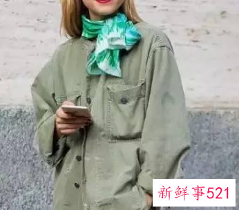 小方巾搭配衣服需注意什么
