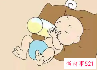 如何让宝宝吃到乳房外侧的奶