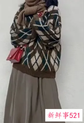 粉色t恤下身怎么搭