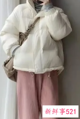 粉色t恤下身怎么搭