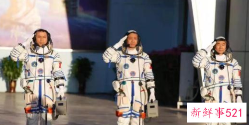 中国航天员首御“天和”巡太空，中国航天一幕震撼全球