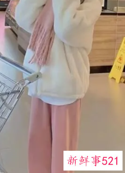 粉色t恤下身怎么搭