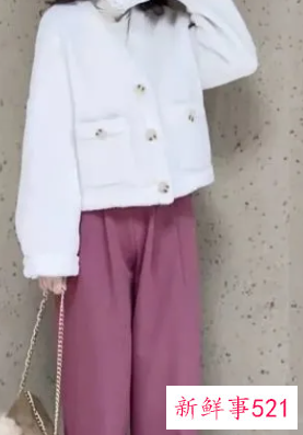 粉色t恤下身怎么搭