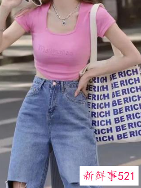 粉色t恤下身怎么搭
