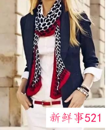 小方巾搭配衣服需注意什么