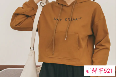 女生宽松卫衣如何搭配好看