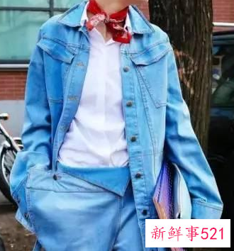 小方巾搭配衣服需注意什么