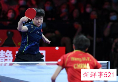 王曼昱为国乒捧回第24座世乒赛女单冠军奖杯