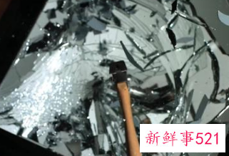 梦见有人在街上互相砸玻璃