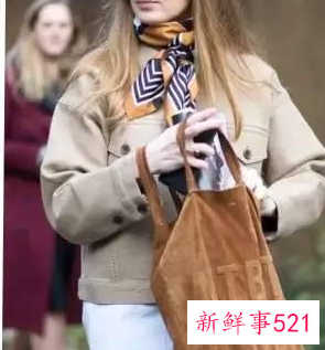 小方巾搭配衣服需注意什么