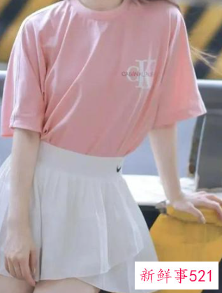 粉色t恤下身怎么搭