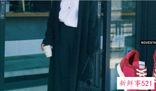黑色呢大衣怎么搭配