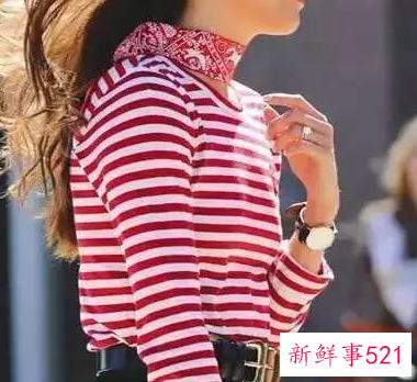 小方巾搭配衣服需注意什么