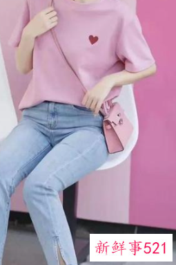 粉色t恤下身怎么搭