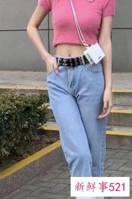 粉色t恤下身怎么搭