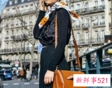 小方巾搭配衣服需注意什么