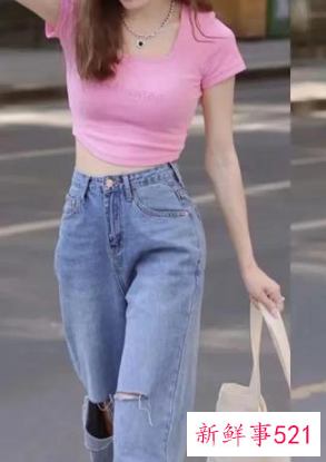 粉色t恤下身怎么搭