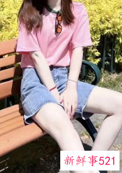 粉色t恤下身怎么搭