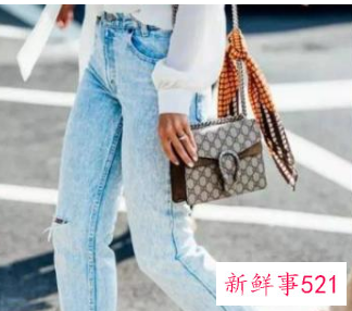 小方巾搭配衣服需注意什么