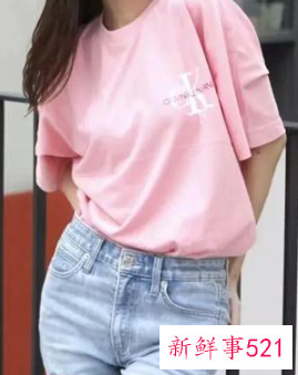 粉色t恤下身怎么搭